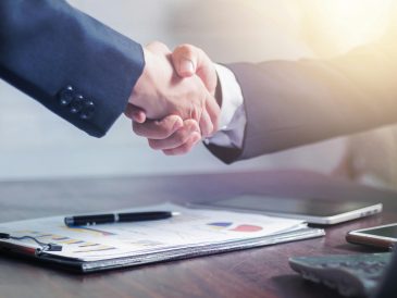 Comptable analysant des documents financiers avec calculatrice