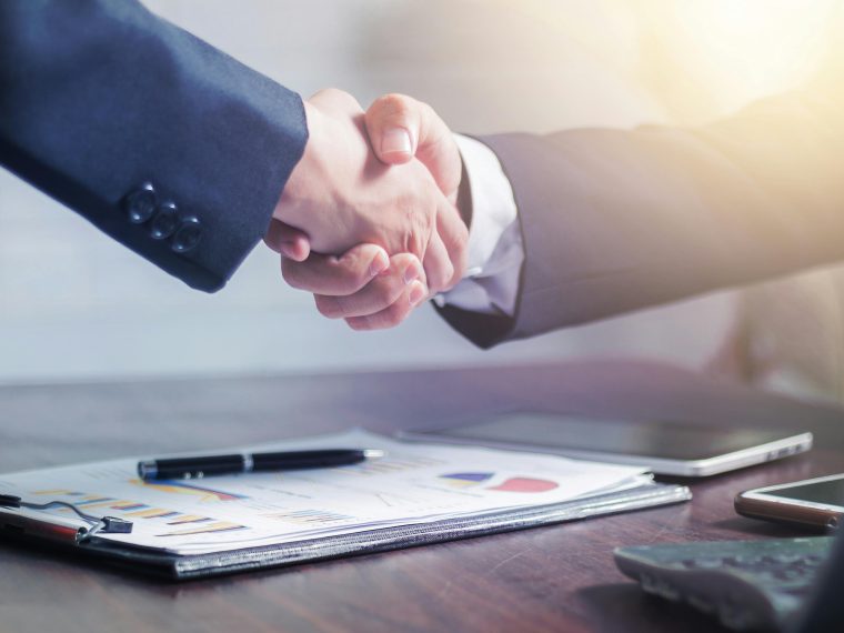 Comptable analysant des documents financiers avec calculatrice