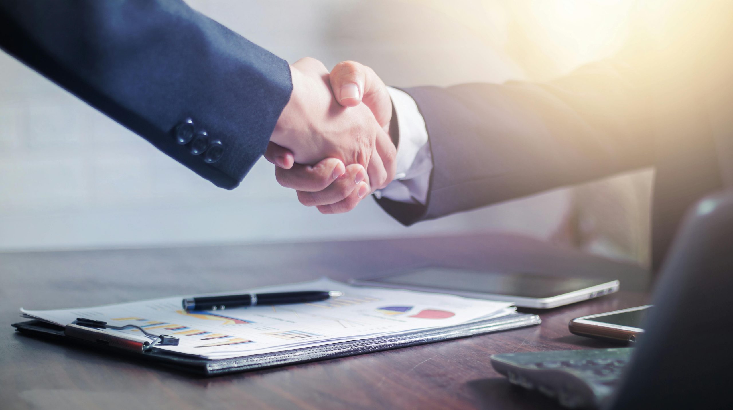 Comptable analysant des documents financiers avec calculatrice