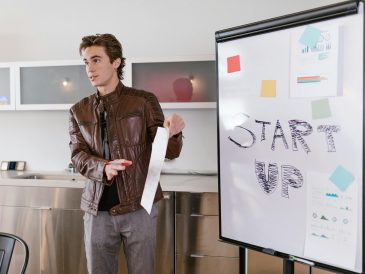 Entrepreneur lançant son business avec son ordinateur portable