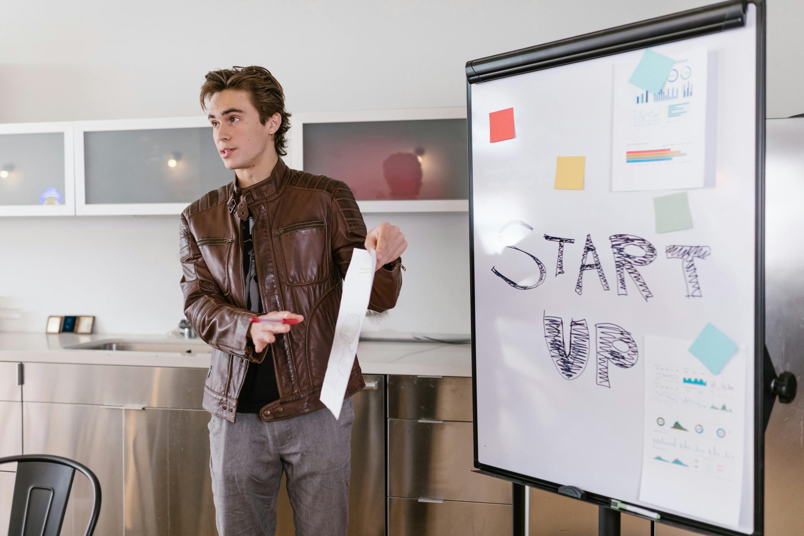 Entrepreneur lançant son business avec son ordinateur portable