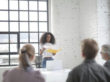 Manager dirigeant son équipe avec bienveillance autour d'une table