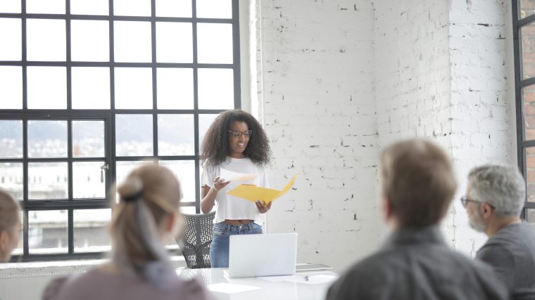 Manager dirigeant son équipe avec bienveillance autour d'une table