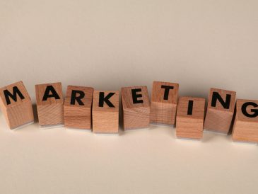 Cubes en bois épelant le concept de marketing B2B