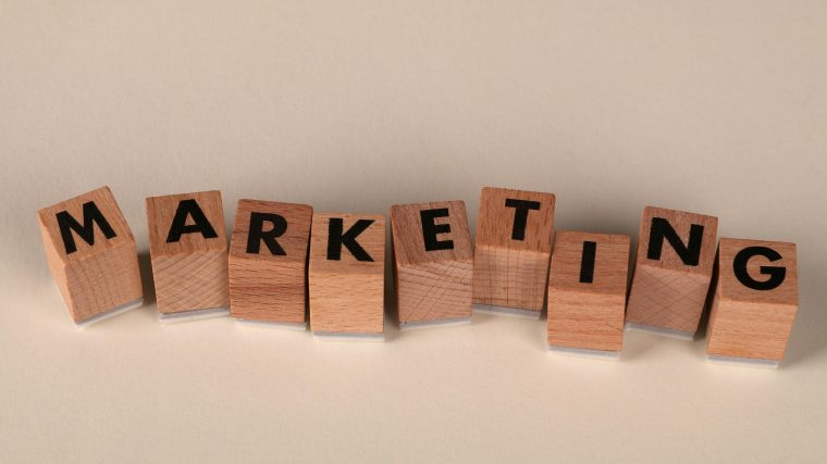 Cubes en bois épelant le concept de marketing B2B