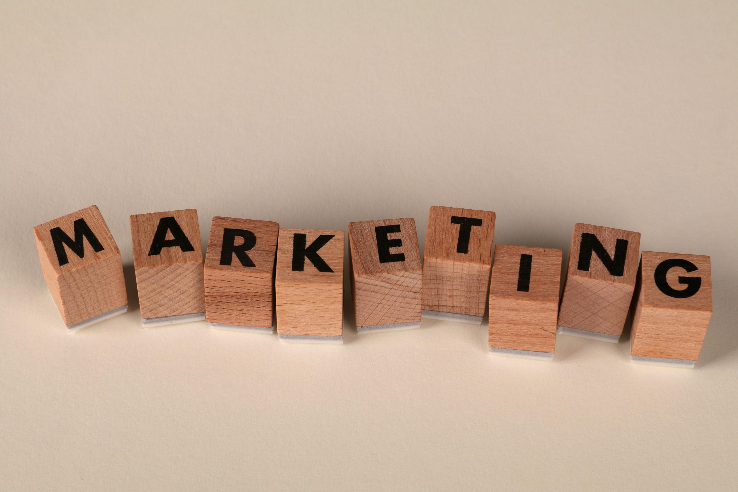 Cubes en bois épelant le concept de marketing B2B