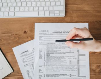 Documents fiscaux et calculatrice pour optimisation fiscale PME