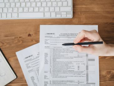 Documents fiscaux et calculatrice pour optimisation fiscale PME