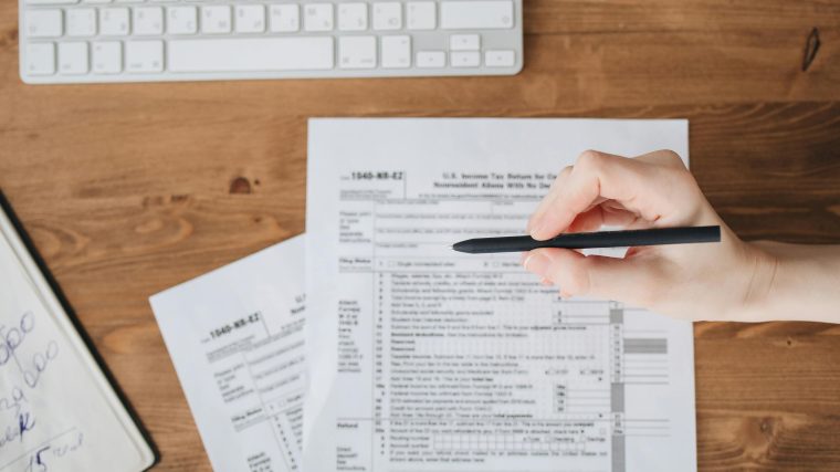 Documents fiscaux et calculatrice pour optimisation fiscale PME