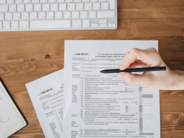 Documents fiscaux et calculatrice pour optimisation fiscale PME