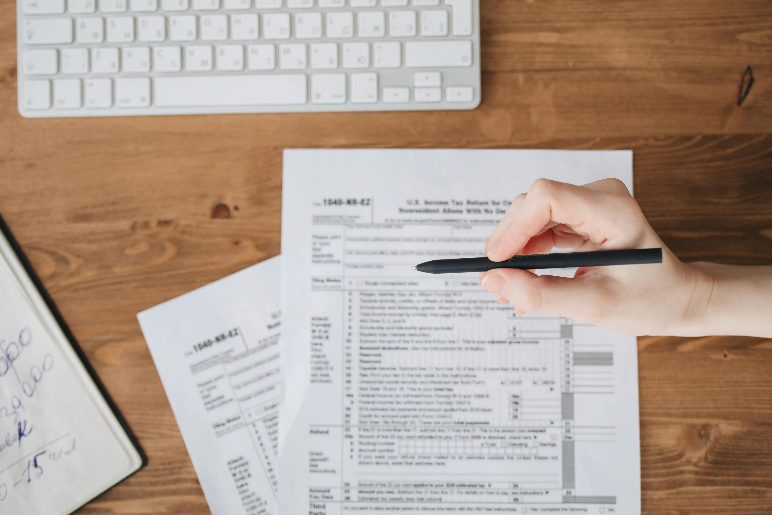 Documents fiscaux et calculatrice pour optimisation fiscale PME