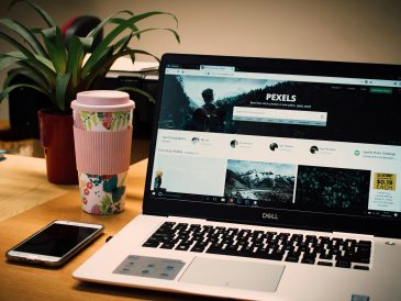 Plan de stratégie de contenu sur tableau avec notes